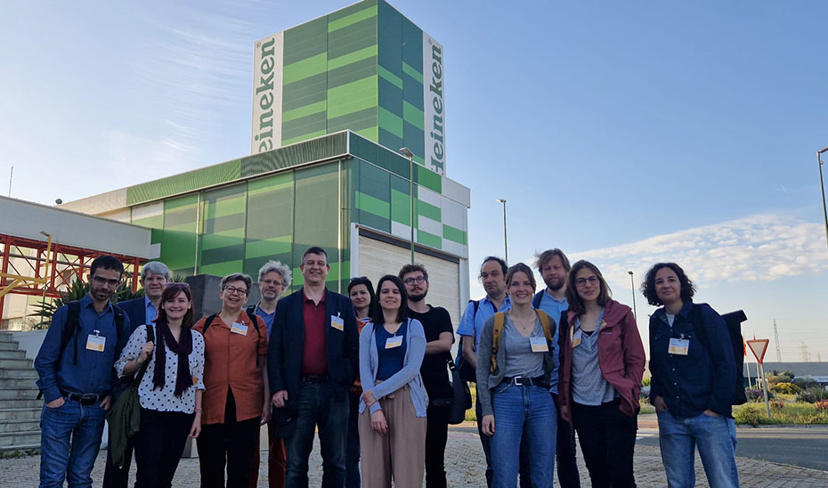 Doce periodistas europeos visitan mayor planta termosolar industrial de Europa puesta en marcha por Heineken España en Sevilla.